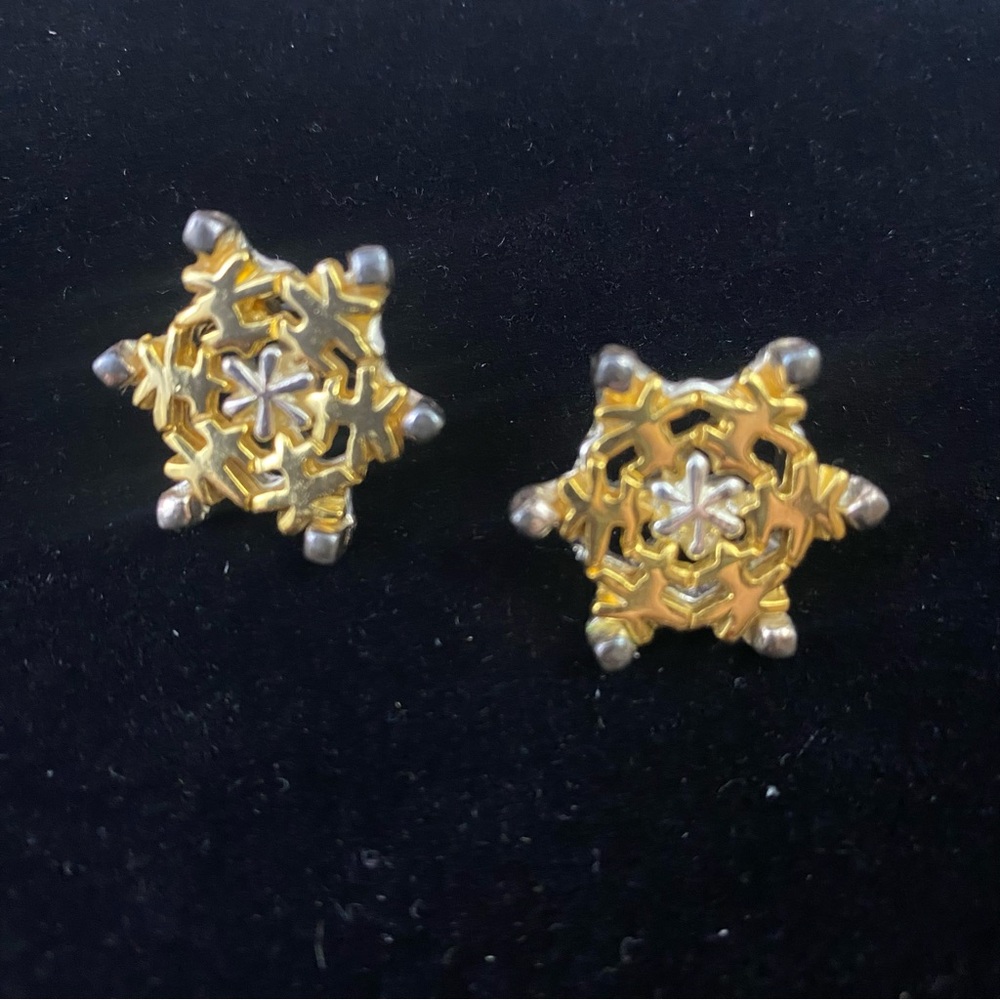 Avon Vintage Two Tone Snowflake Pierced Earrings Holiday